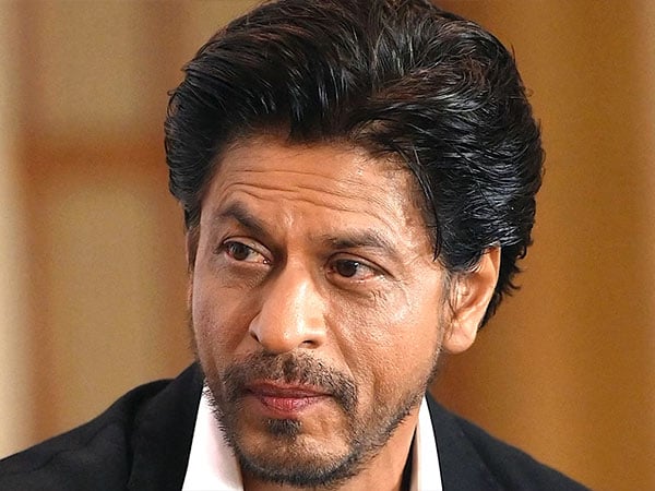 Star Hero Shah Rukh Khan Injured On Set, Surgery In US!