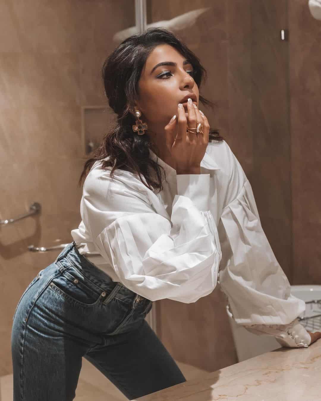 Samantha's Sexy Bathroom Pics Sets Fire